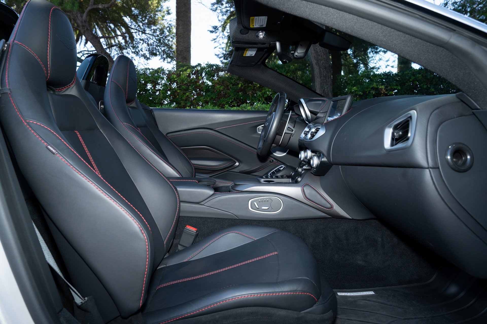 Used 2023 Aston Martin V8 Vantage Roadster image 18