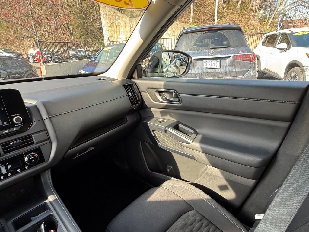 Used 2023 Nissan Pathfinder S image 16