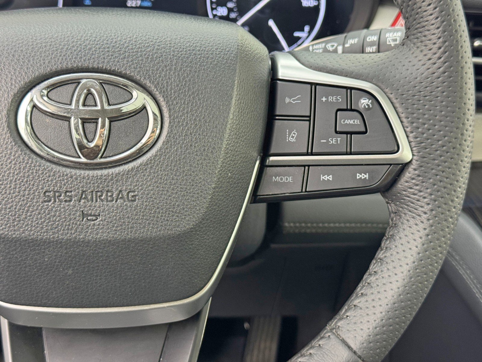 Used 2024 Toyota Sienna Limited image 24