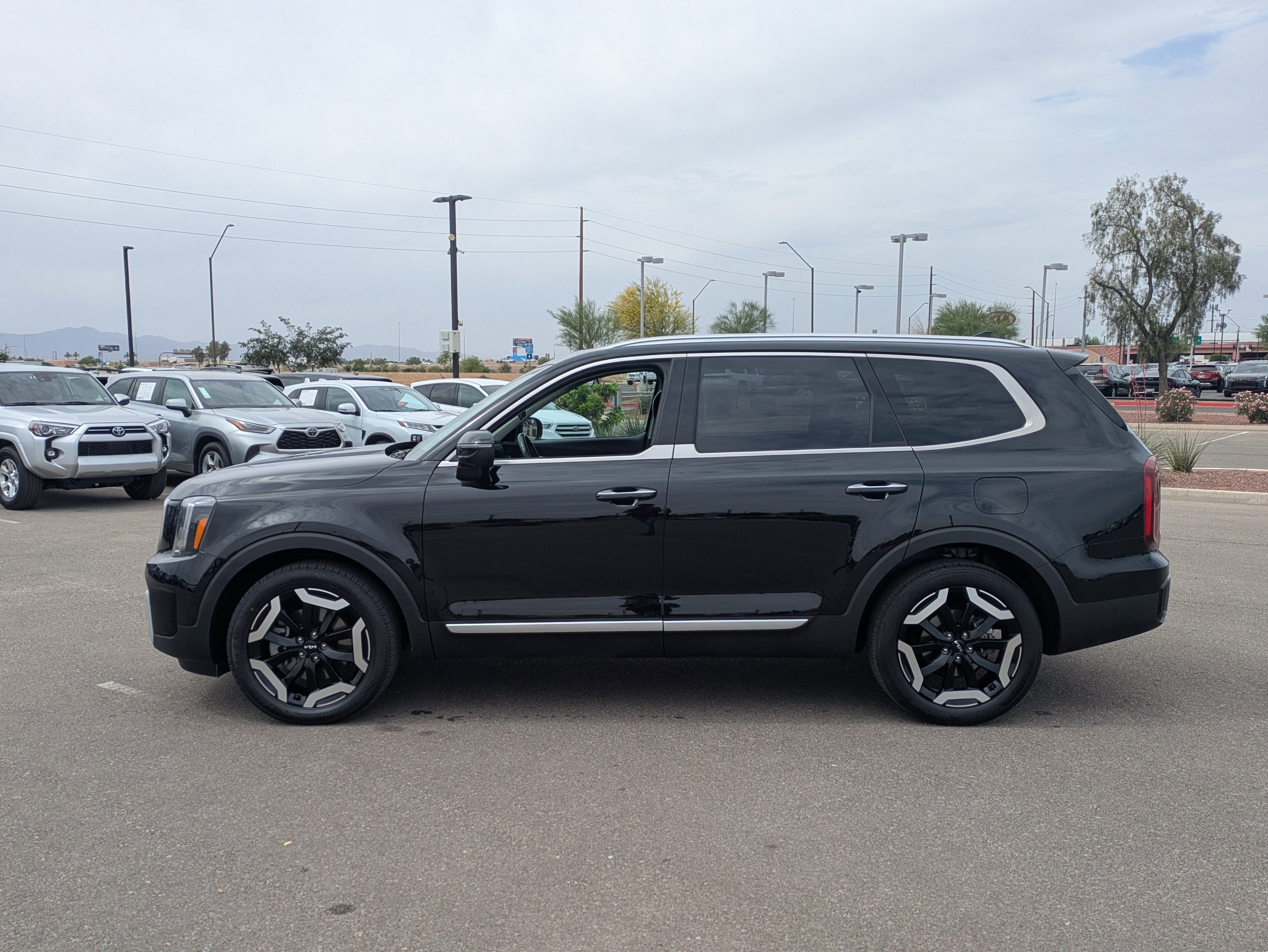 Used 2025 Kia Telluride S FWD image 2