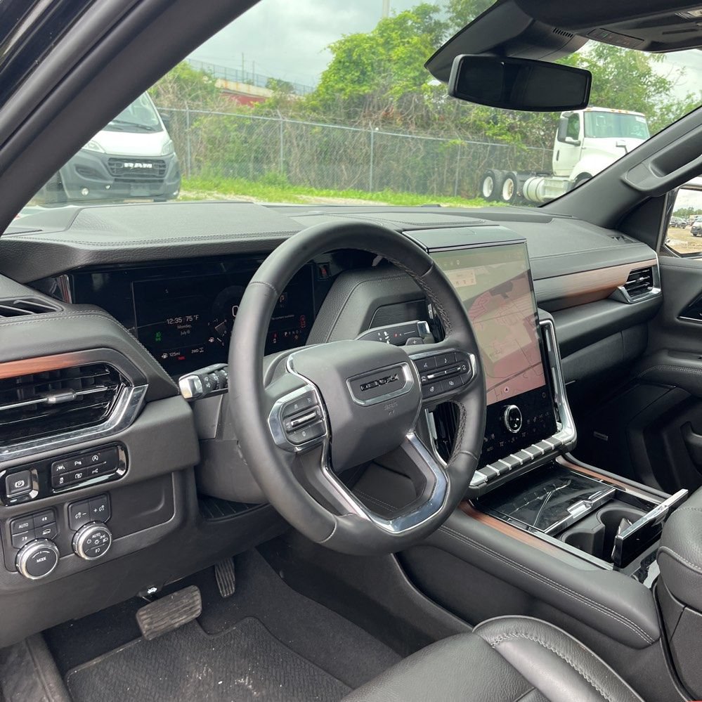 Used 2025 GMC Yukon XL Denali AWD/4WD image 3