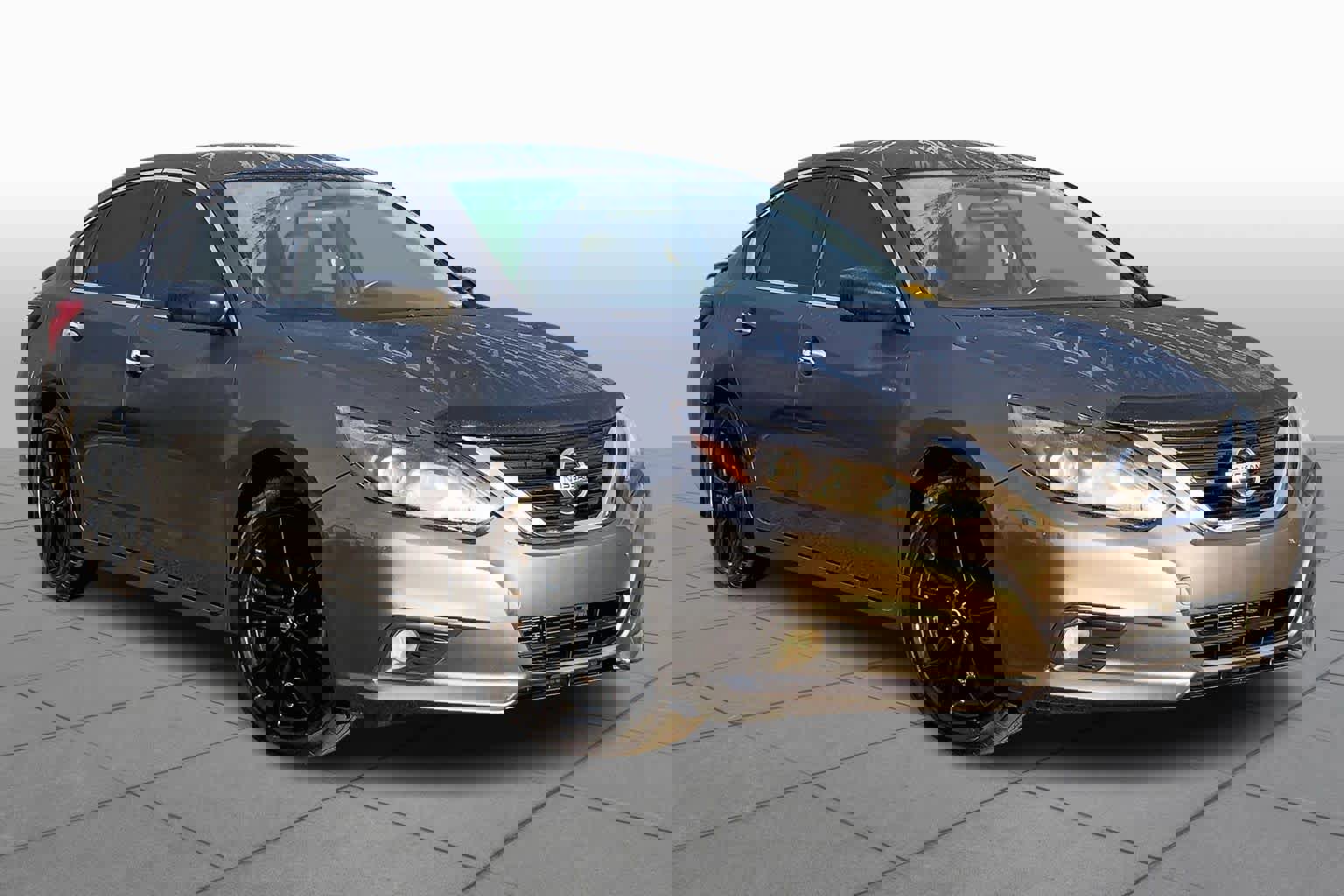 Used 2017 Nissan Altima 2.5 SR w/ Midnight Edition Package image 2