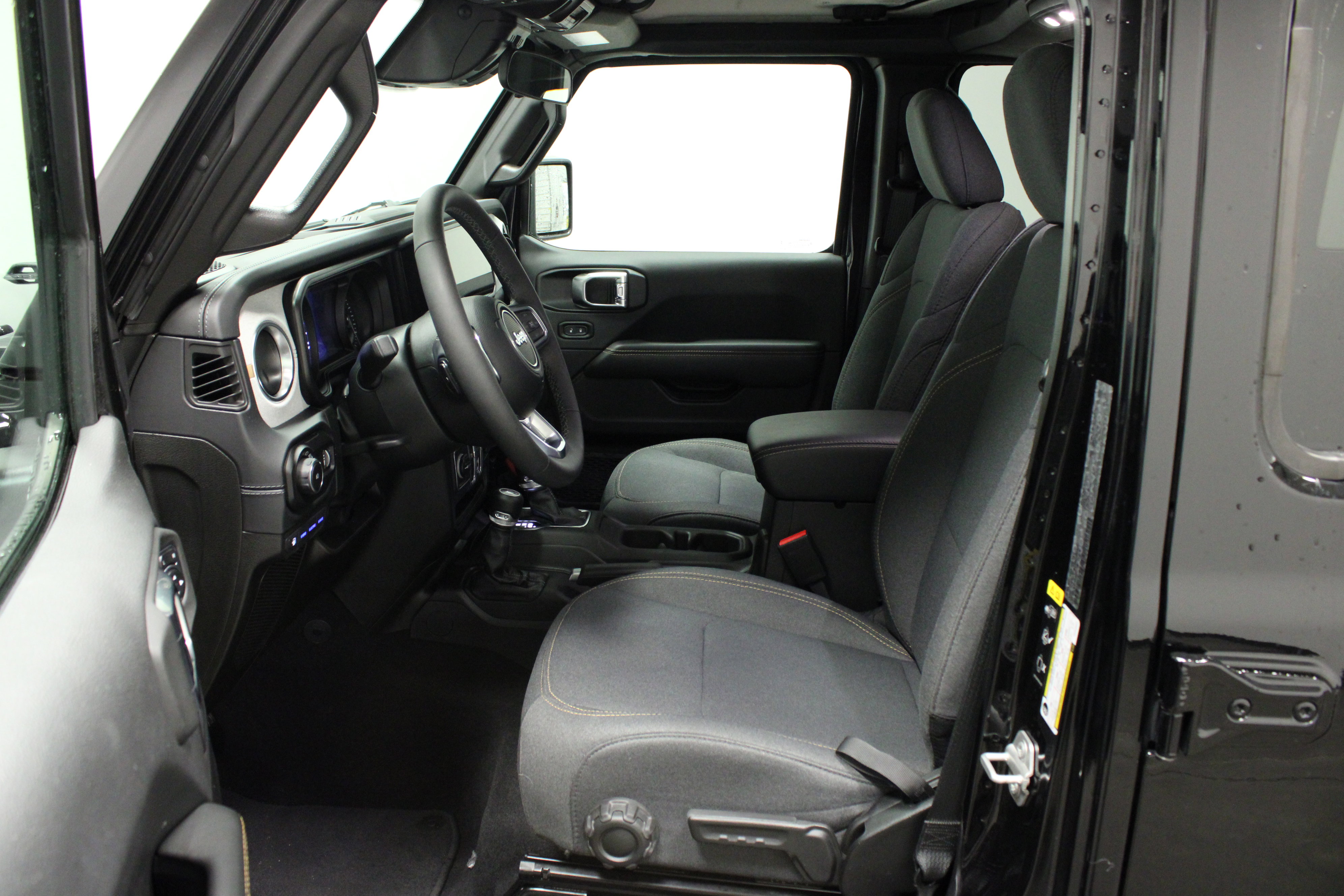 Used 2025 Jeep Wrangler Unlimited Sahara w/ Safety Group AWD/4WD image 17