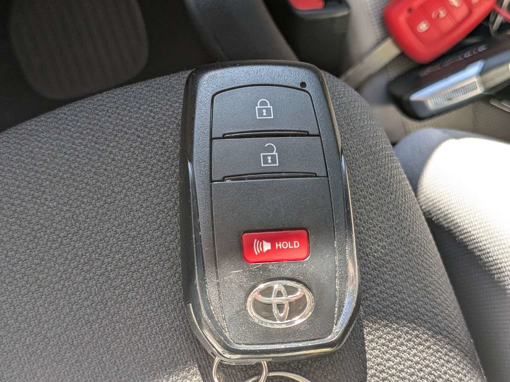 Used 2026 Toyota Corolla Cross LE FWD image 31