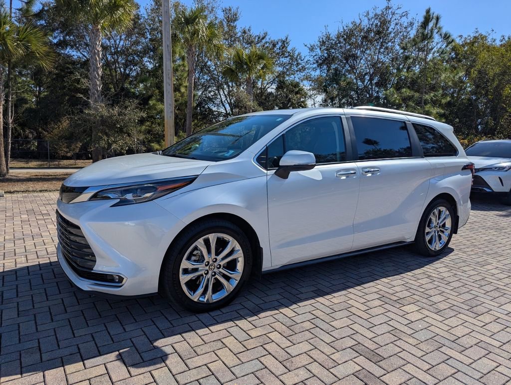 Certified 2024 Toyota Sienna Platinum image 3