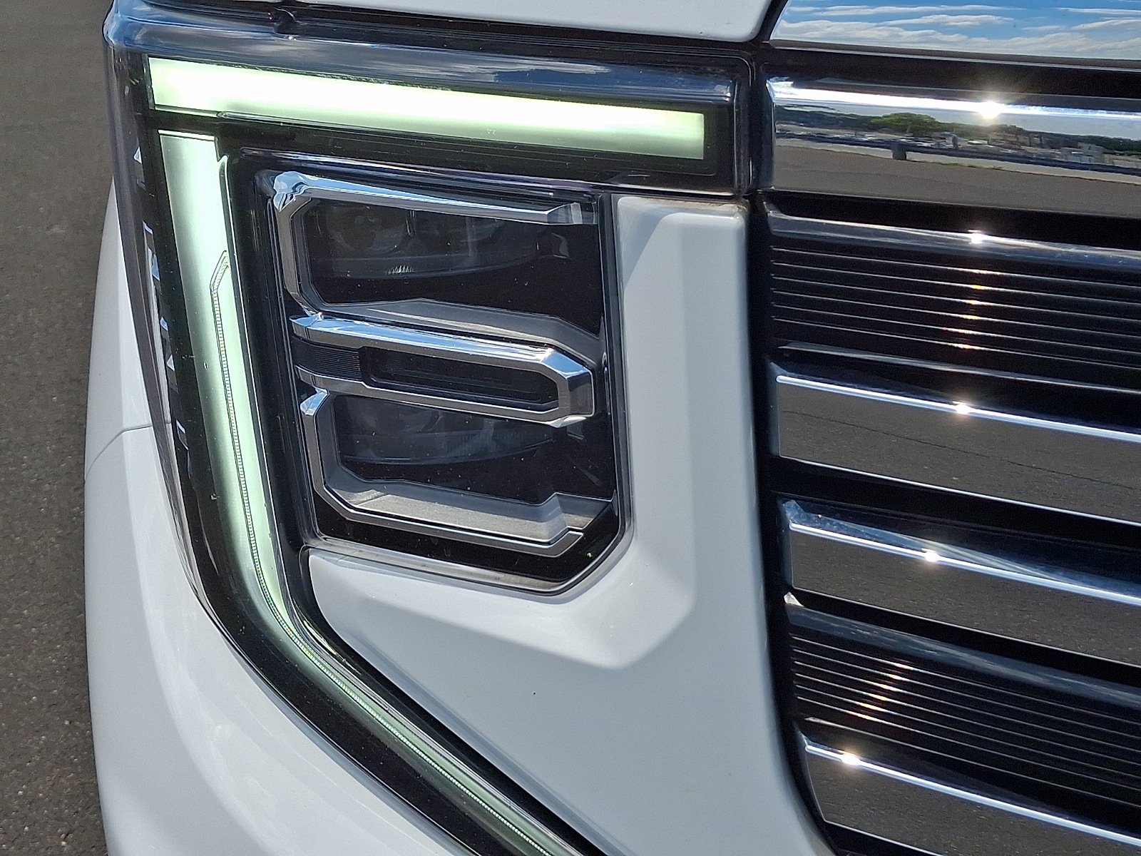 Used 2025 GMC Sierra 1500 SLT AWD/4WD image 9