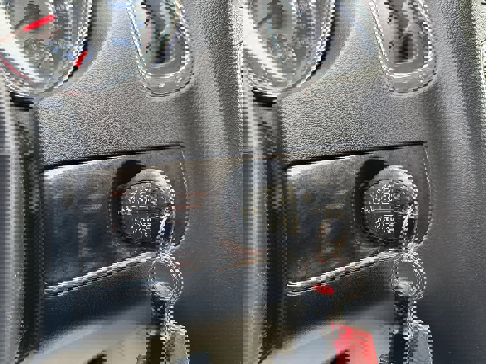 Used 2015 Chrysler Town & Country Touring-L image 8