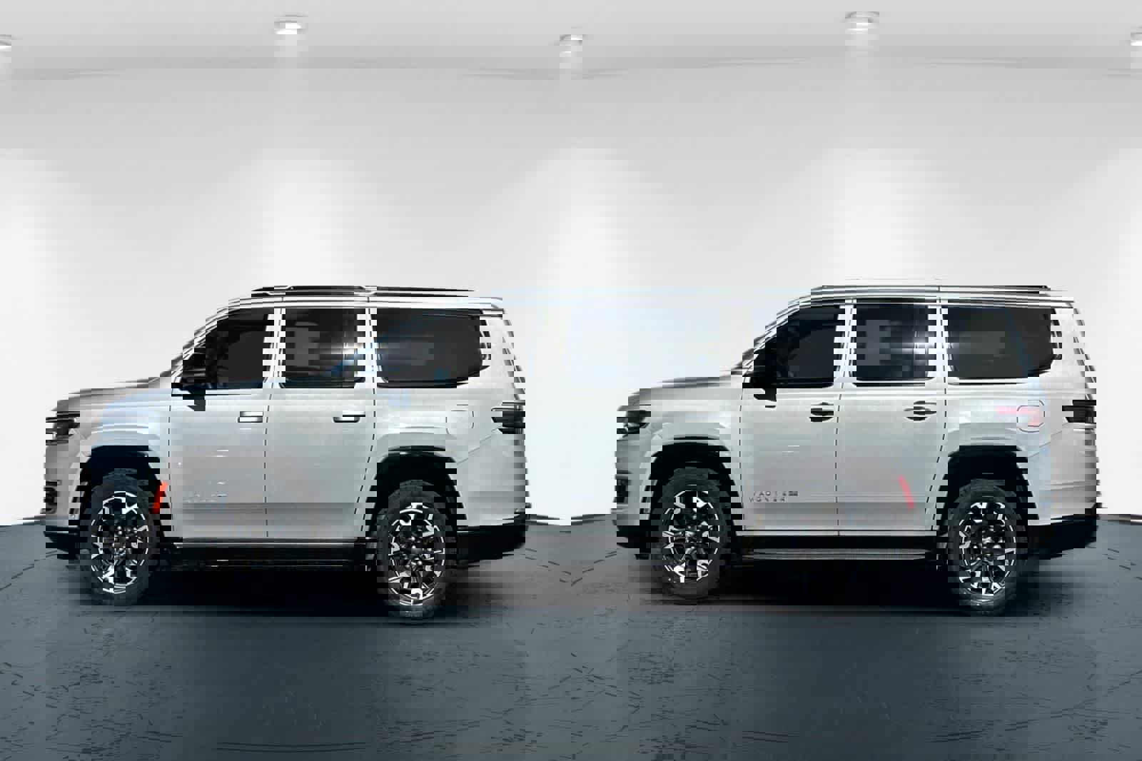 Used 2023 Jeep Wagoneer L Series III w/ Preferred Equipment Group image 9