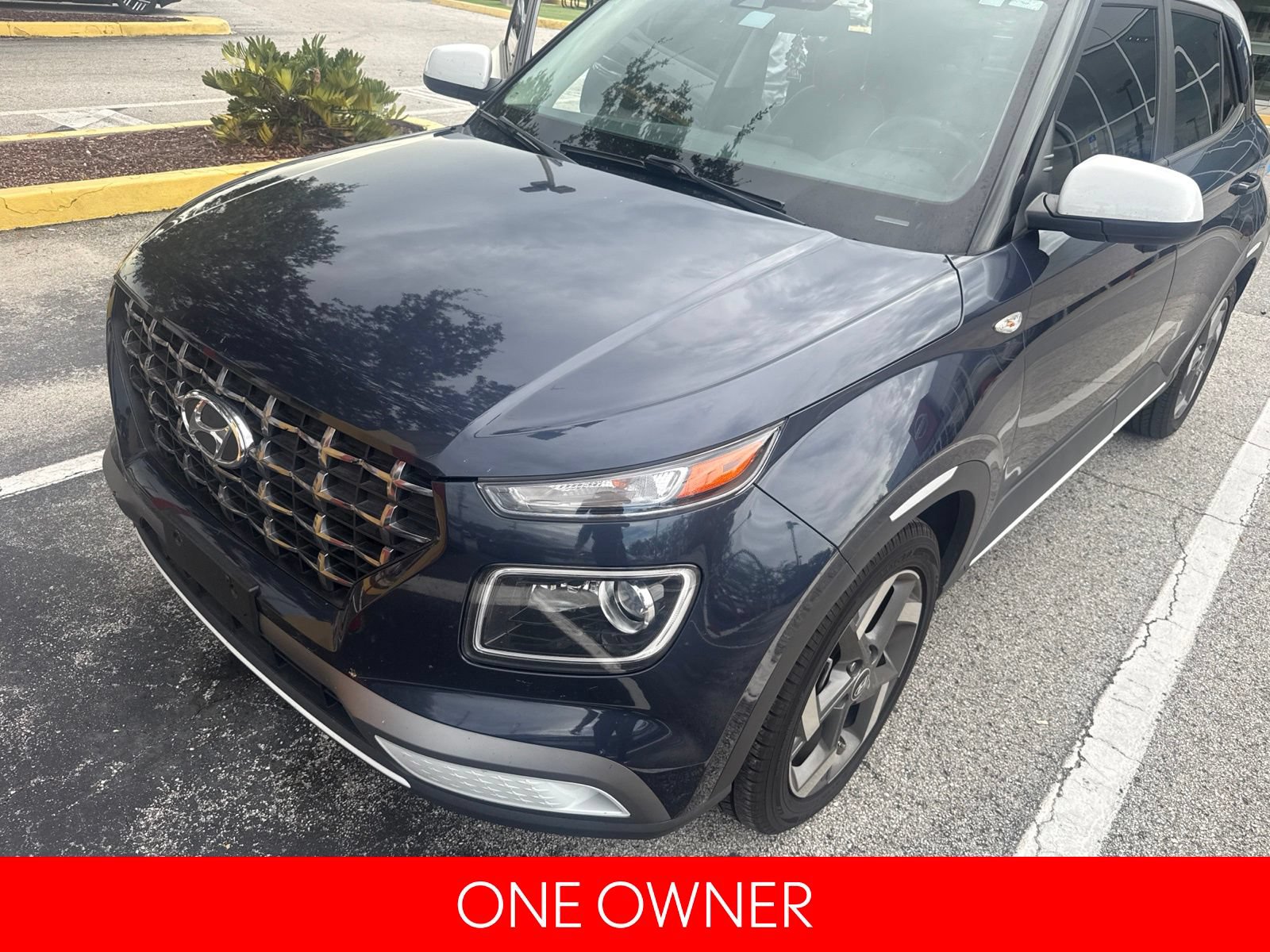 Used 2020 Hyundai Venue FWD image 4
