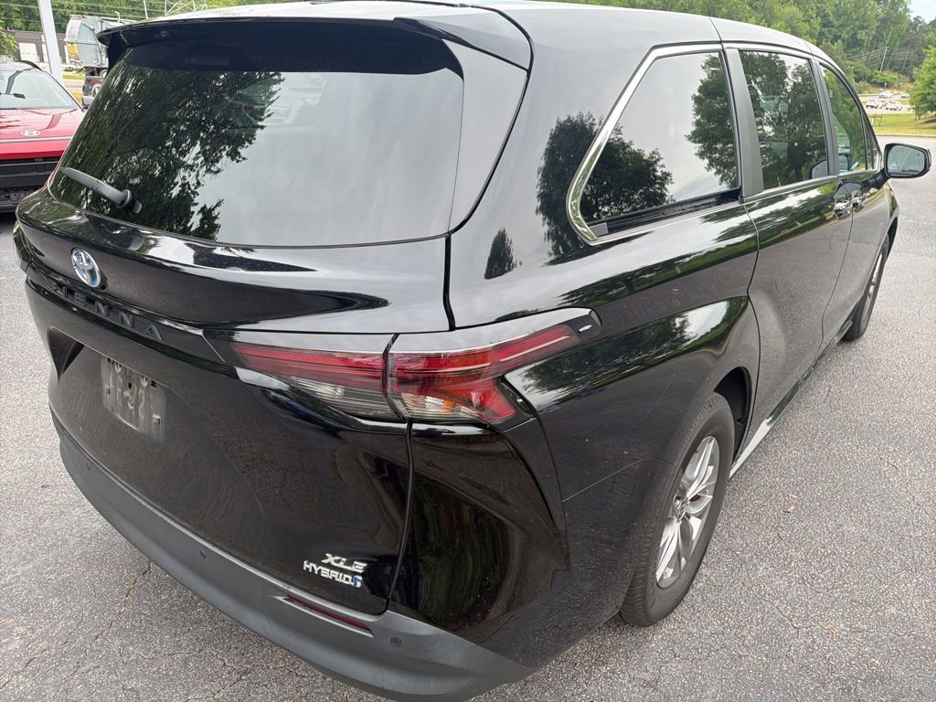 Used 2023 Toyota Sienna XLE FWD image 28
