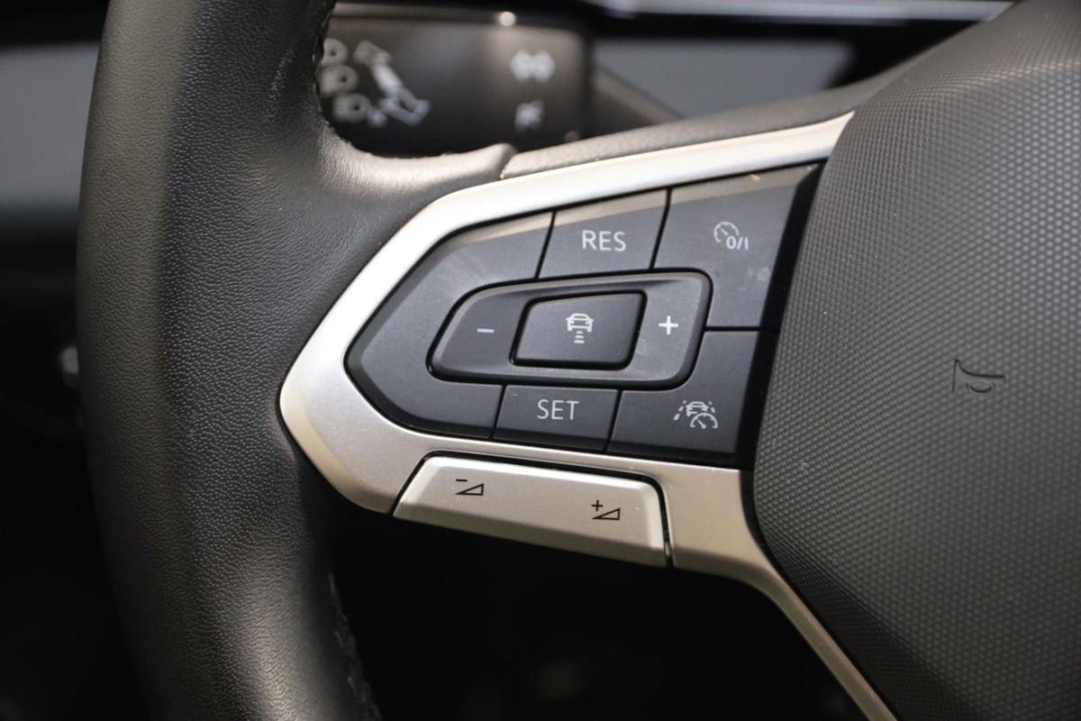 Used 2025 Volkswagen Jetta SE w/ Sunroof Package FWD image 34