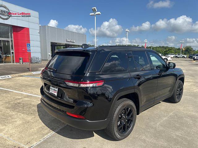 Used 2025 Jeep Grand Cherokee Altitude AWD/4WD image 7