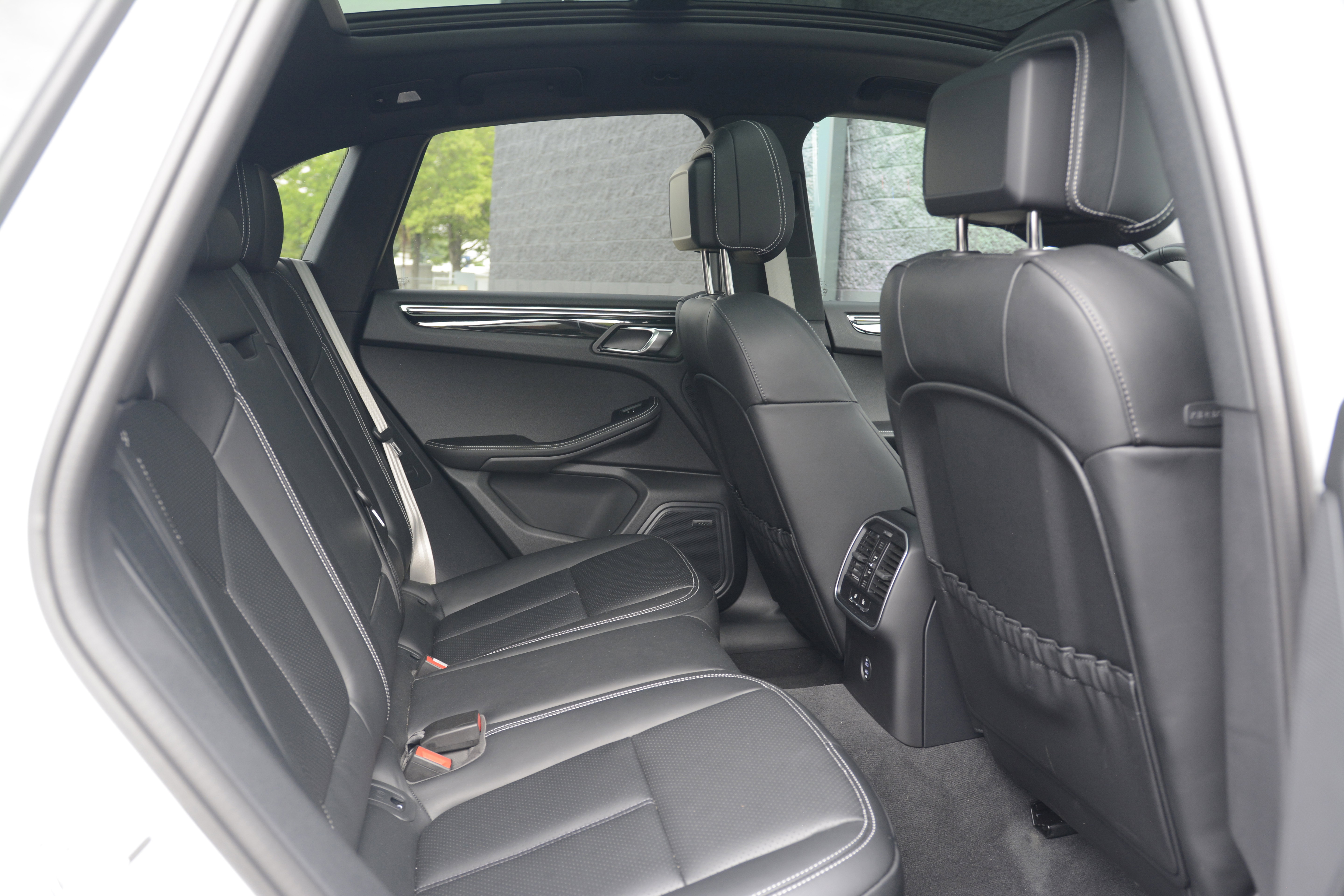 Certified 2026 Porsche Macan AWD/4WD image 34
