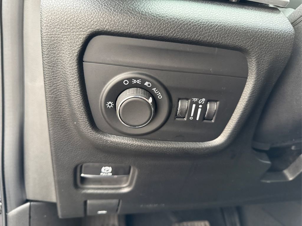 Used 2023 Jeep Grand Cherokee L Laredo image 24