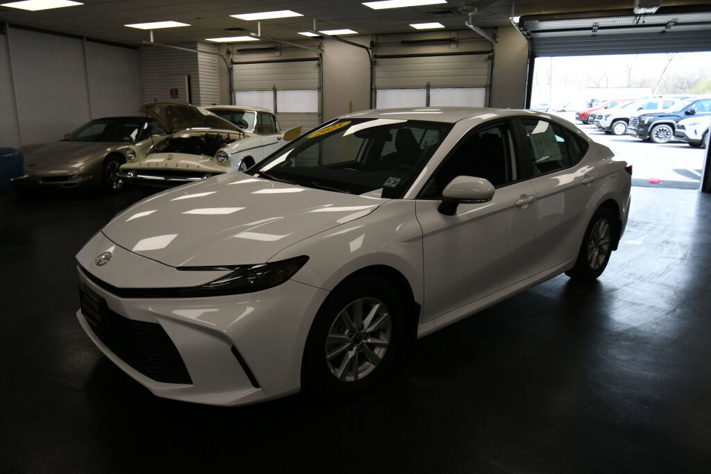 Used 2025 Toyota Camry LE image 3