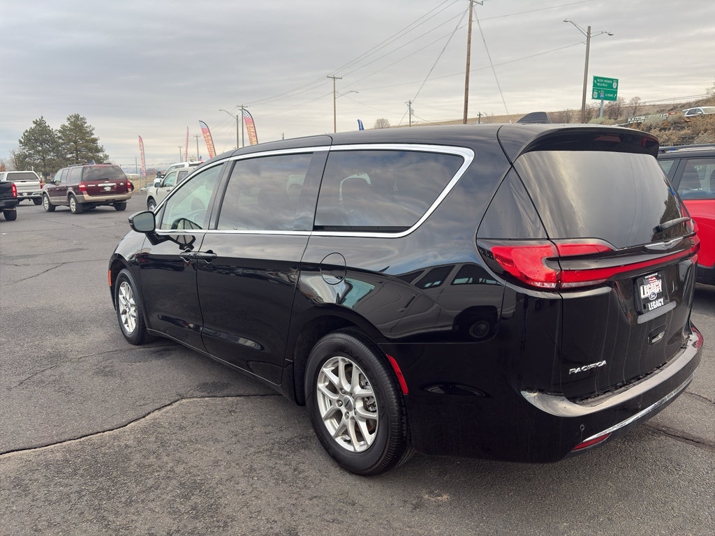 Used 2024 Chrysler Pacifica Touring-L FWD image 10