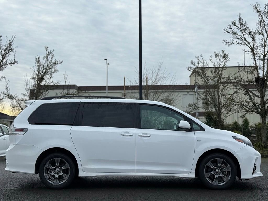 Used 2020 Toyota Sienna SE image 6
