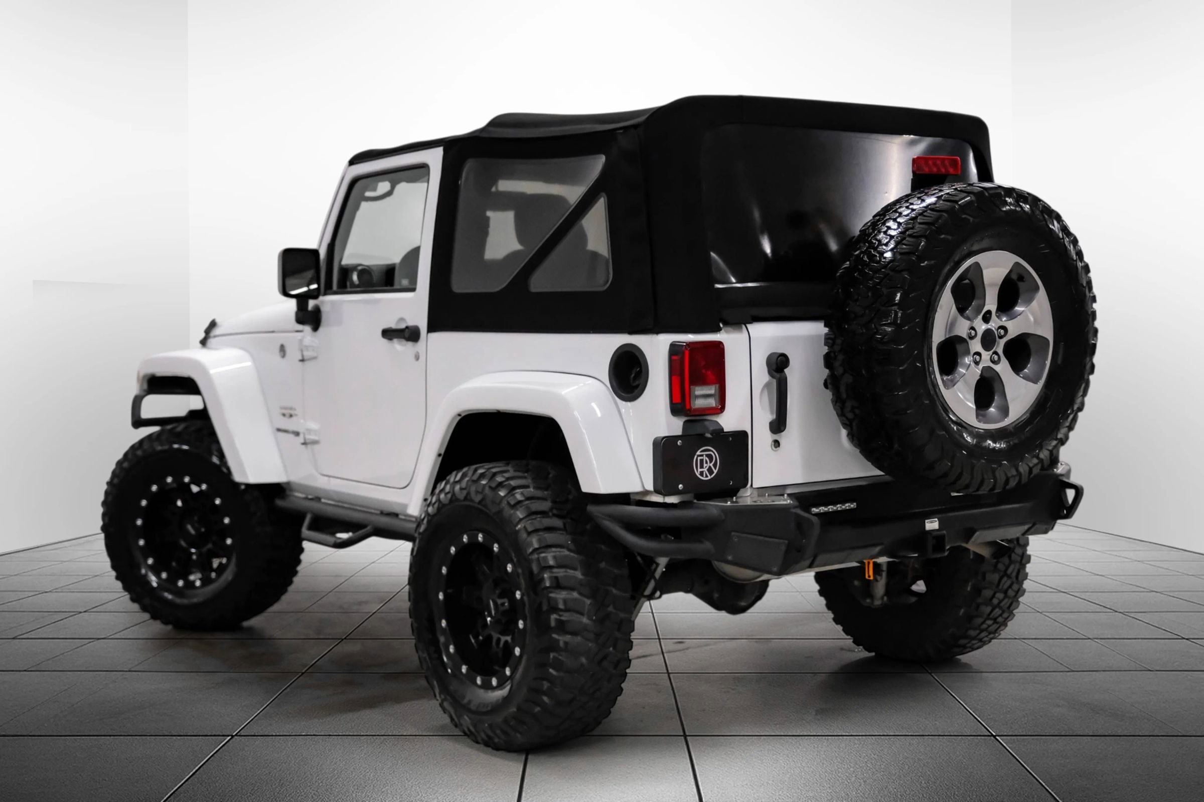 Used 2018 Jeep Wrangler Sahara w/ Connectivity Group AWD/4WD image 10