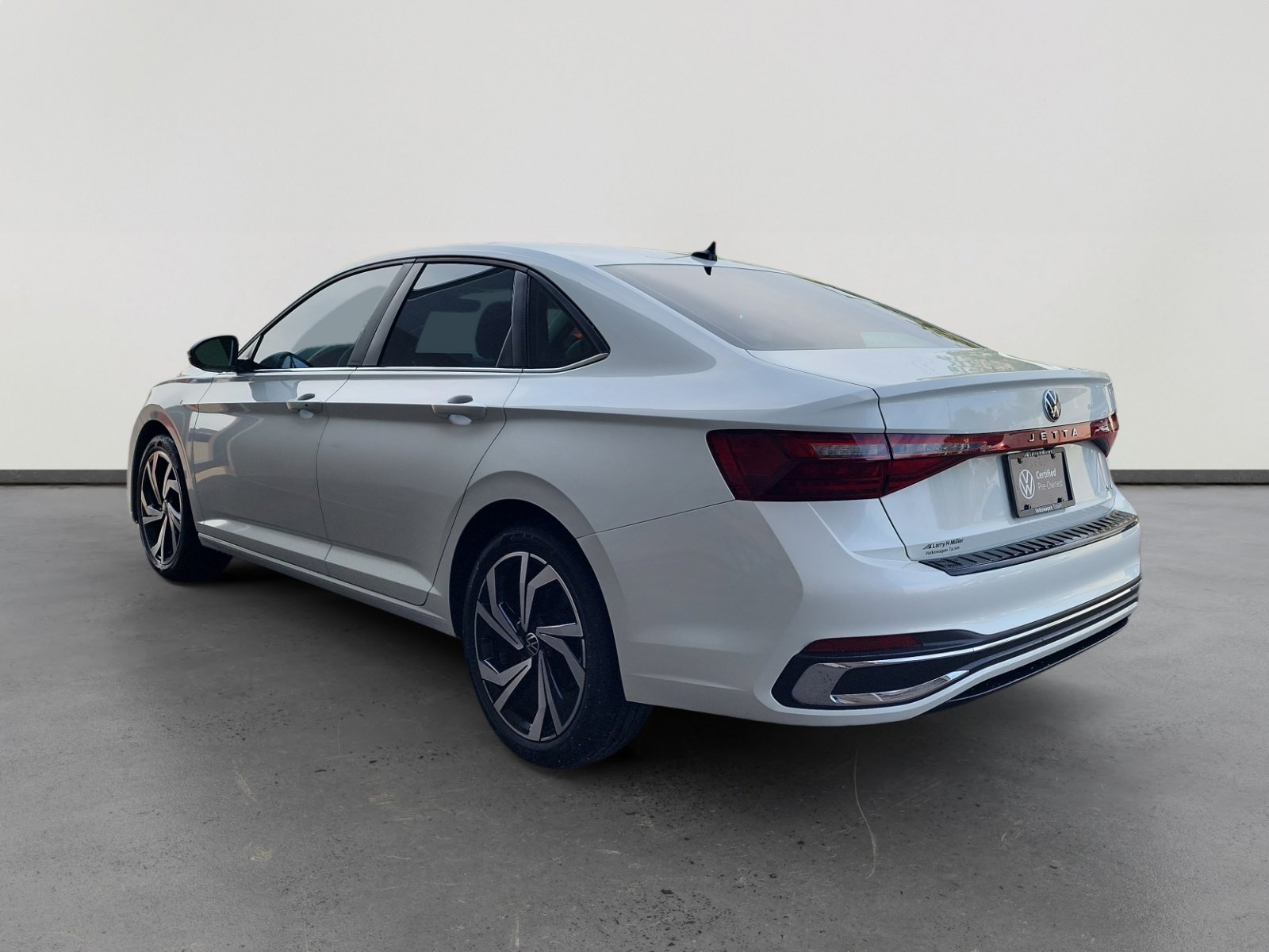 Certified 2025 Volkswagen Jetta SEL image 3