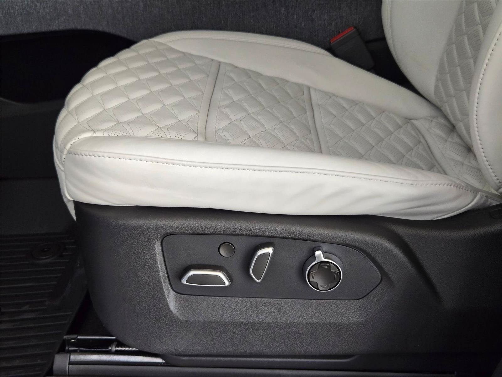 New 2026 Cadillac Escalade ESV Platinum Sport w/ LPO, Floor Liner Package AWD/4WD image 28