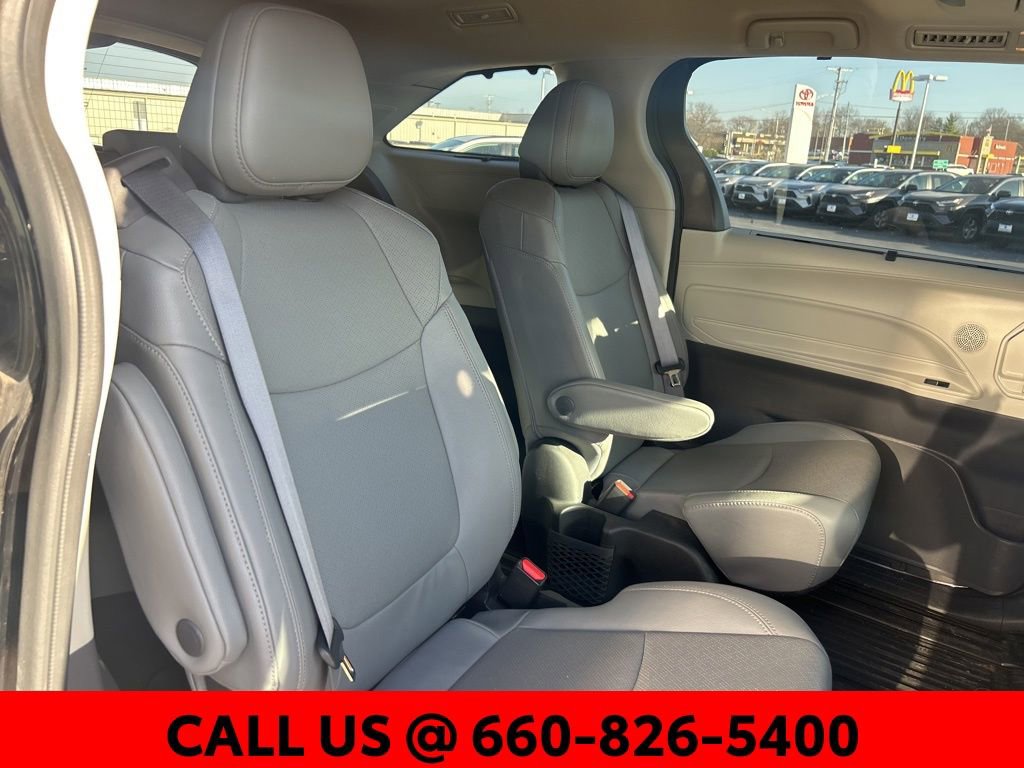 Used 2022 Toyota Sienna Limited image 7