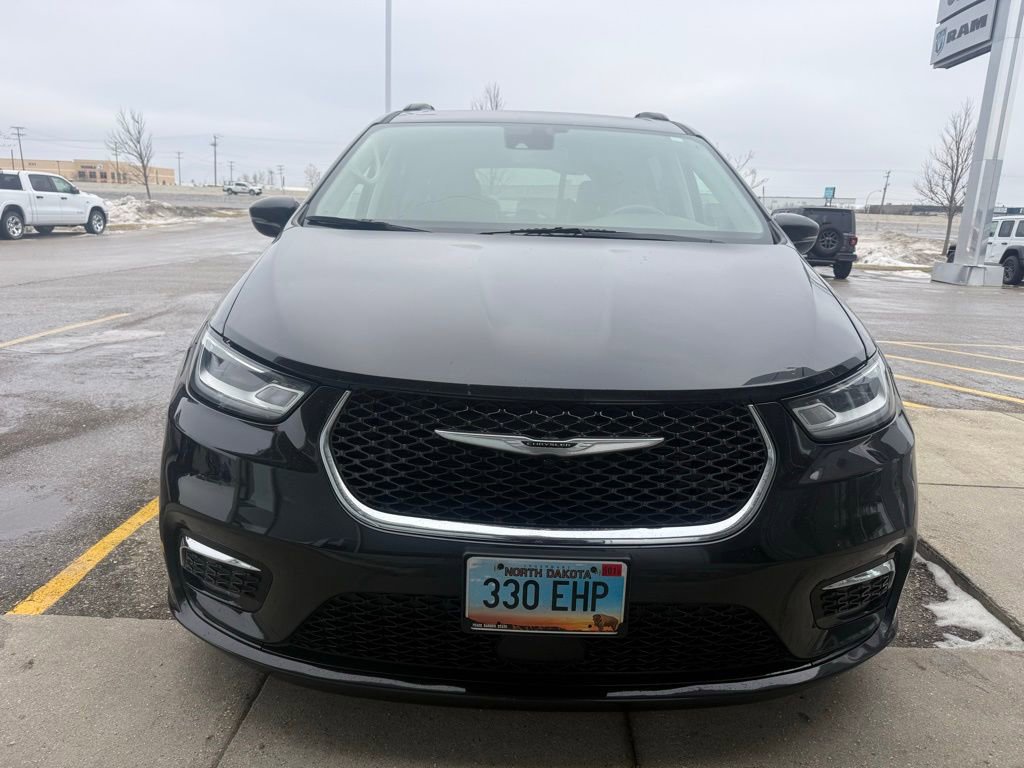 Used 2022 Chrysler Pacifica Touring-L image 3