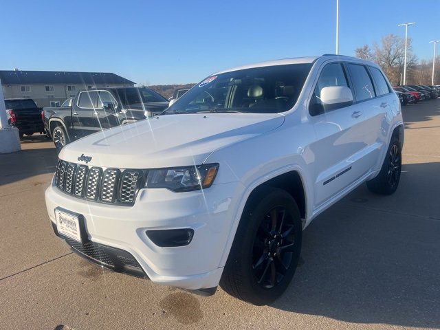 Used 2020 Jeep Grand Cherokee Altitude image 1