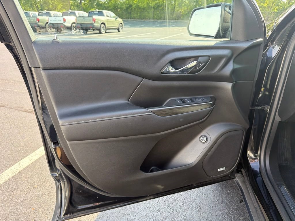 Used 2017 GMC Acadia SLT w/ LPO, Cargo Package FWD image 18