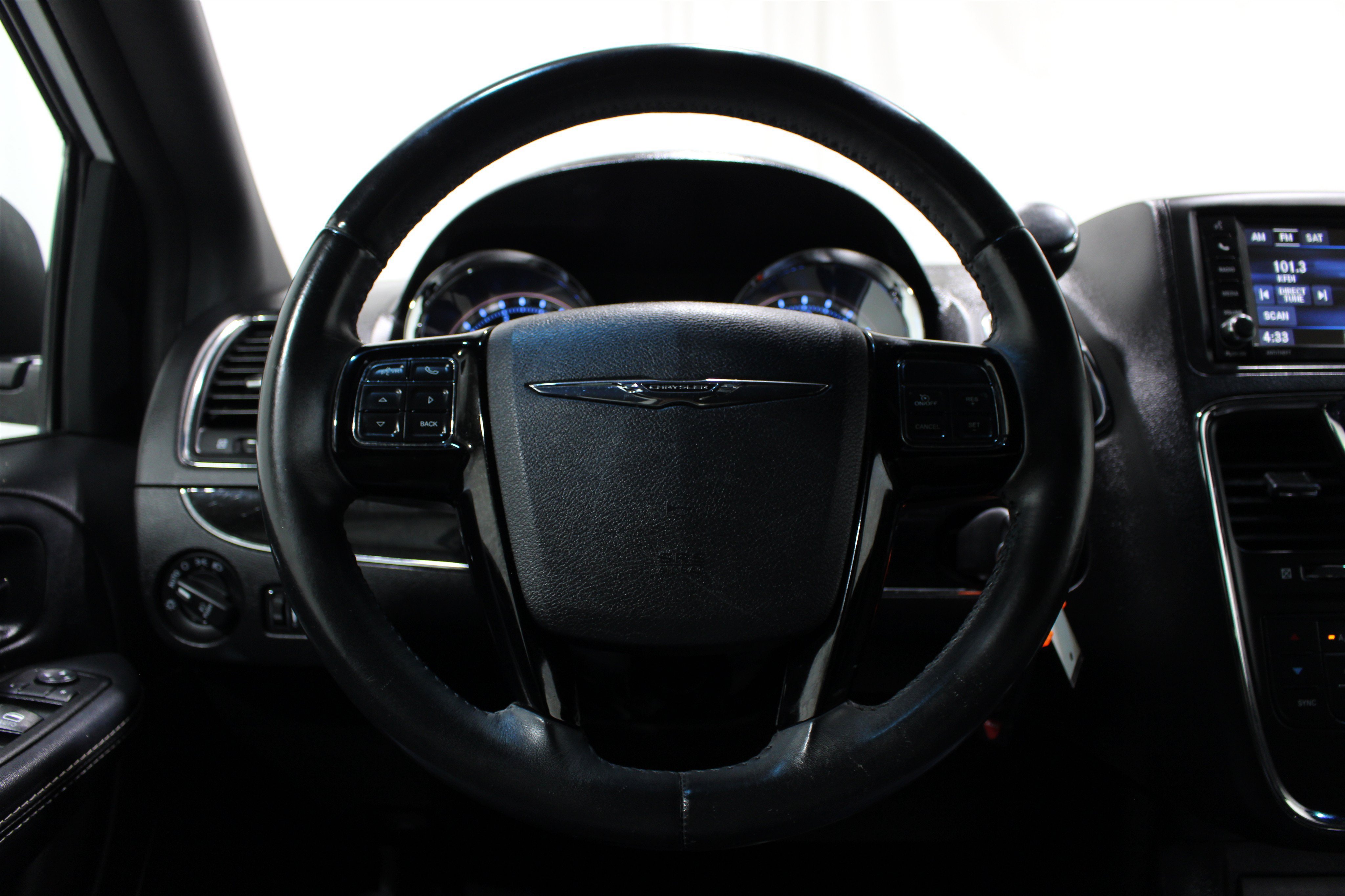 Used 2014 Chrysler Town & Country S FWD image 10