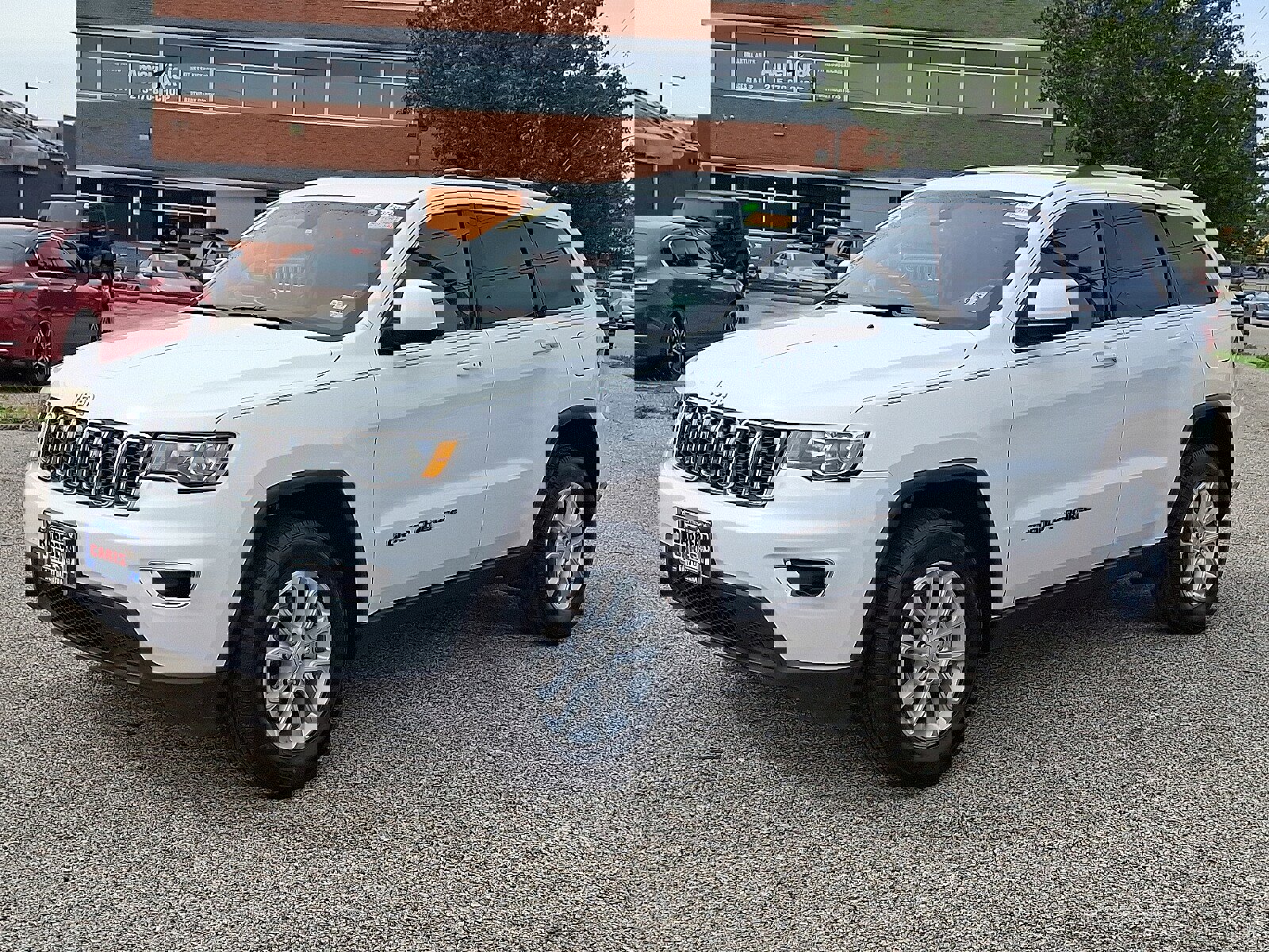 Used 2021 Jeep Grand Cherokee Laredo image 3