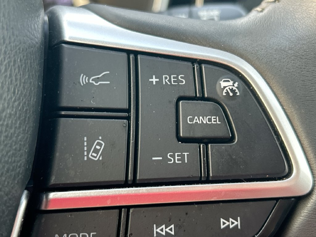 Used 2024 Toyota Highlander XLE FWD image 18