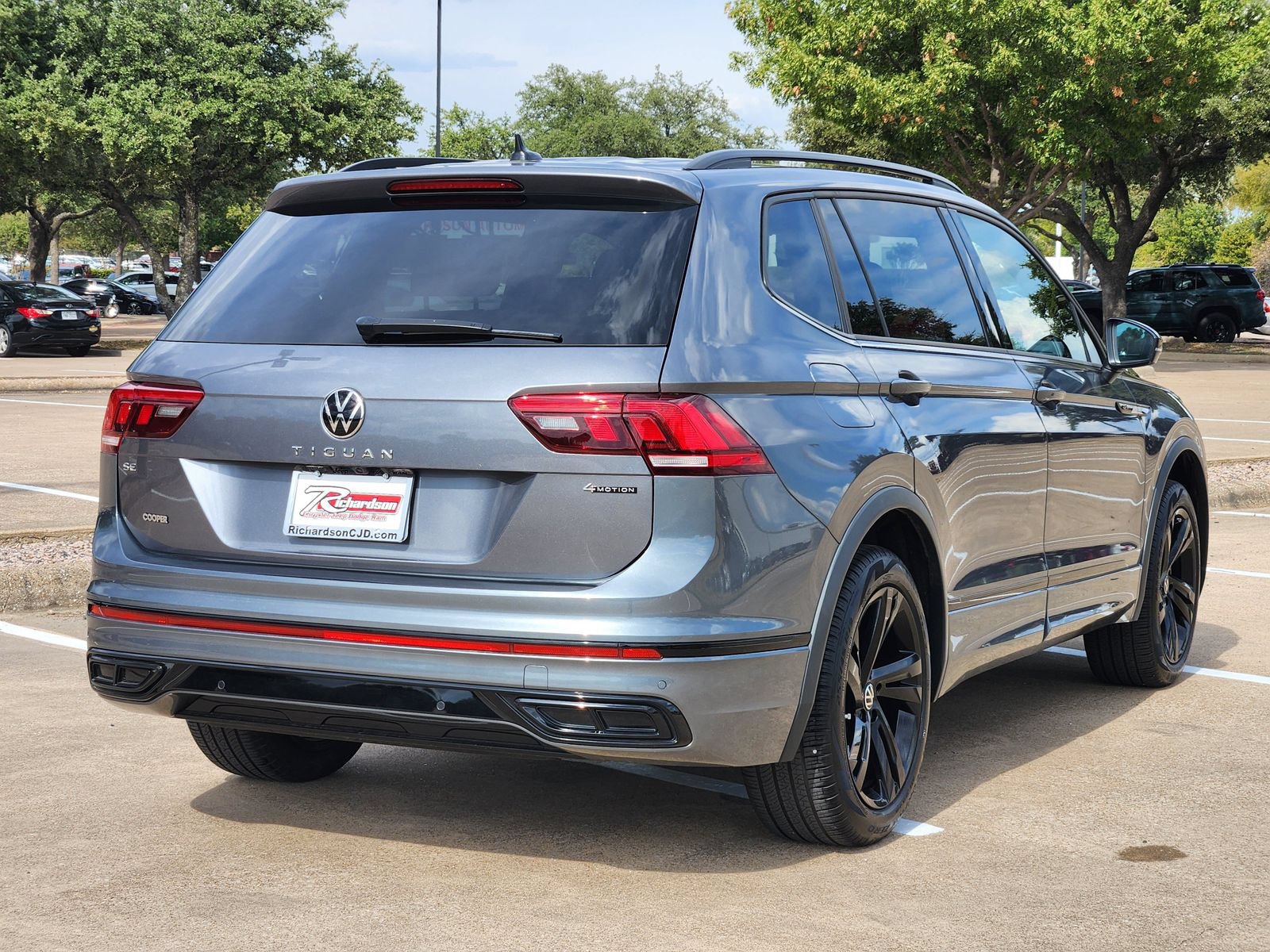 Used 2024 Volkswagen Tiguan SE R-Line AWD/4WD image 6