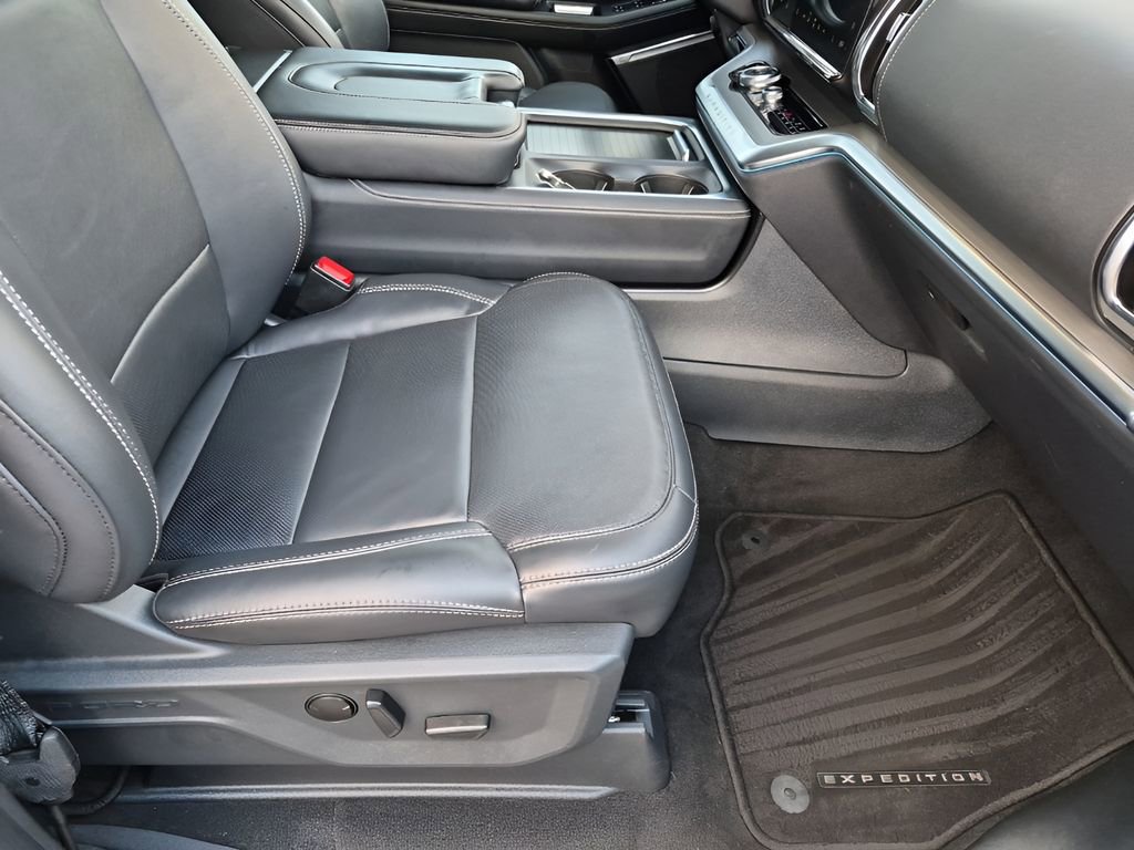 Used 2025 Ford Expedition Platinum image 16