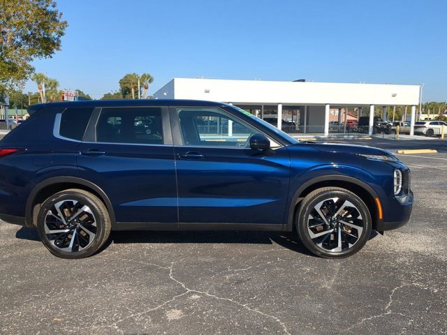 Used 2023 Mitsubishi Outlander SE image 3