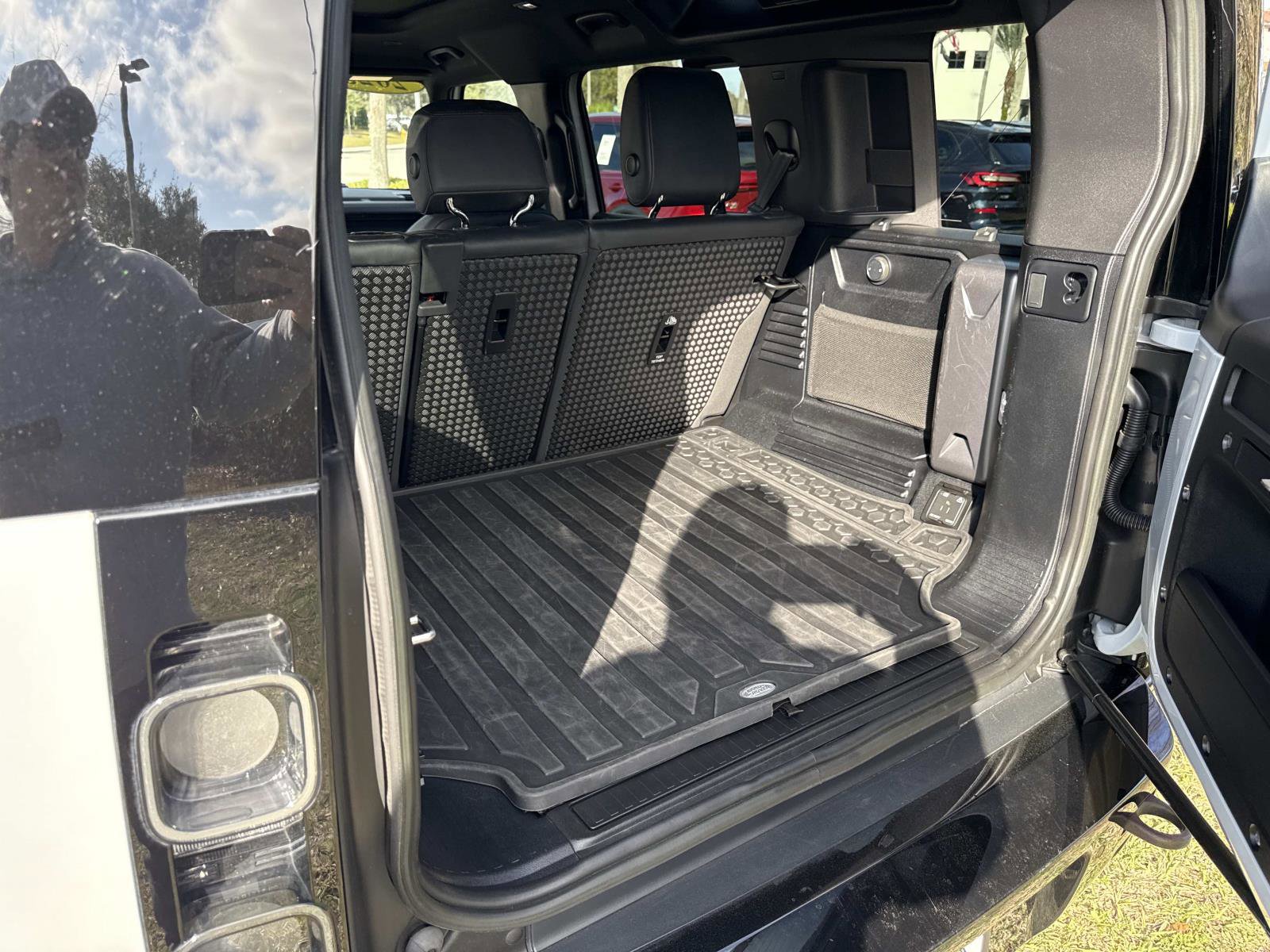 Used 2023 Land Rover Defender 110 V8 image 11