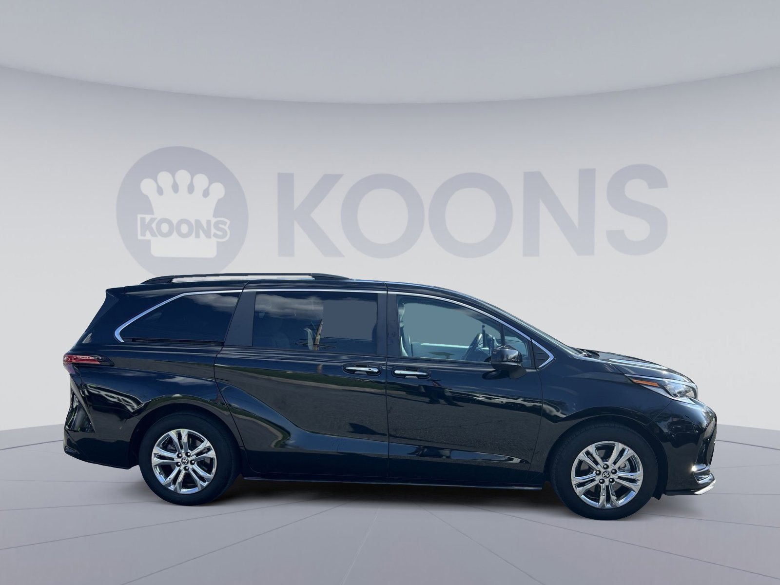 Used 2023 Toyota Sienna XSE image 8