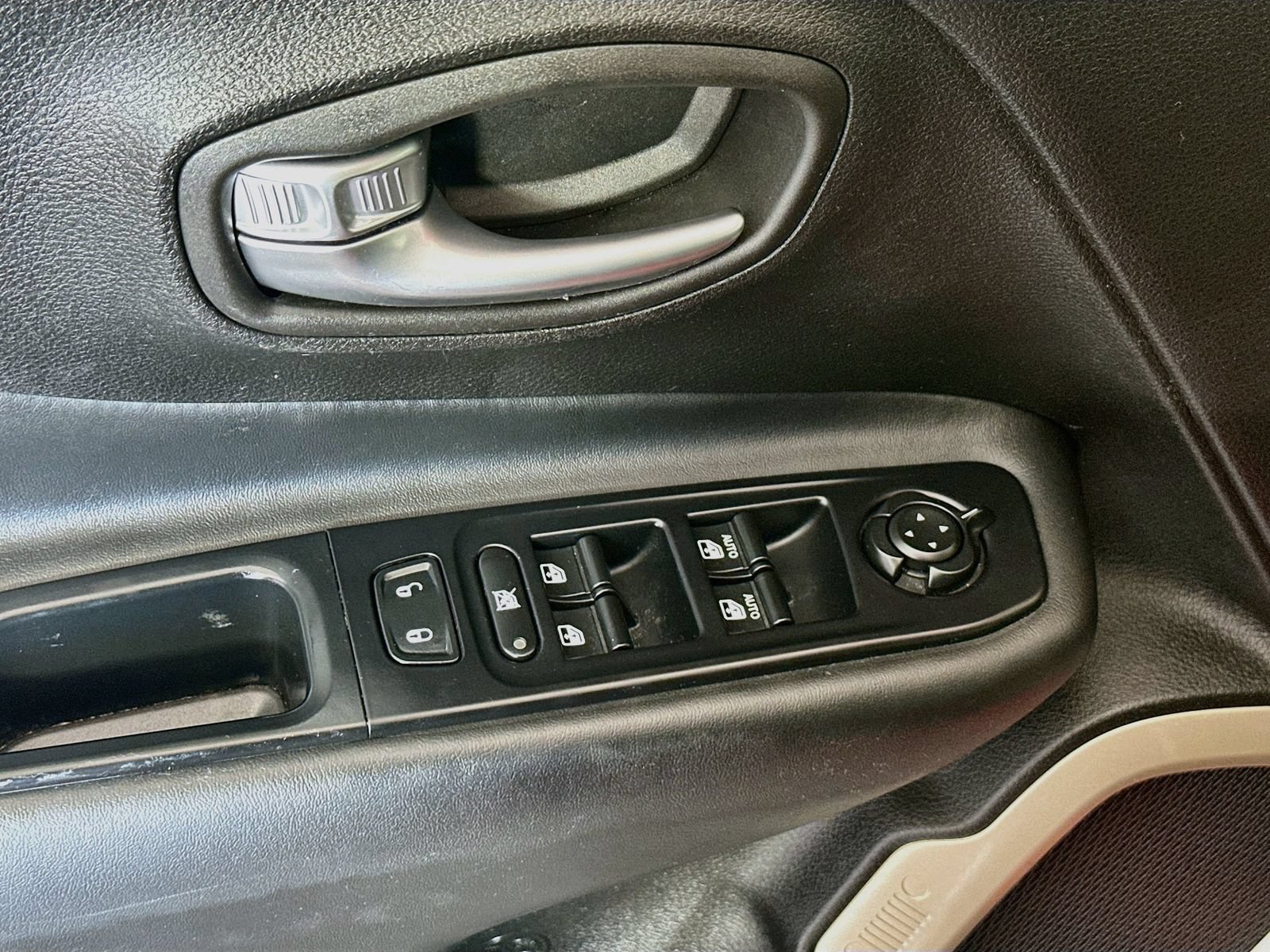 Used 2017 Jeep Renegade Limited w/ Advanced Technology Group FWD image 18