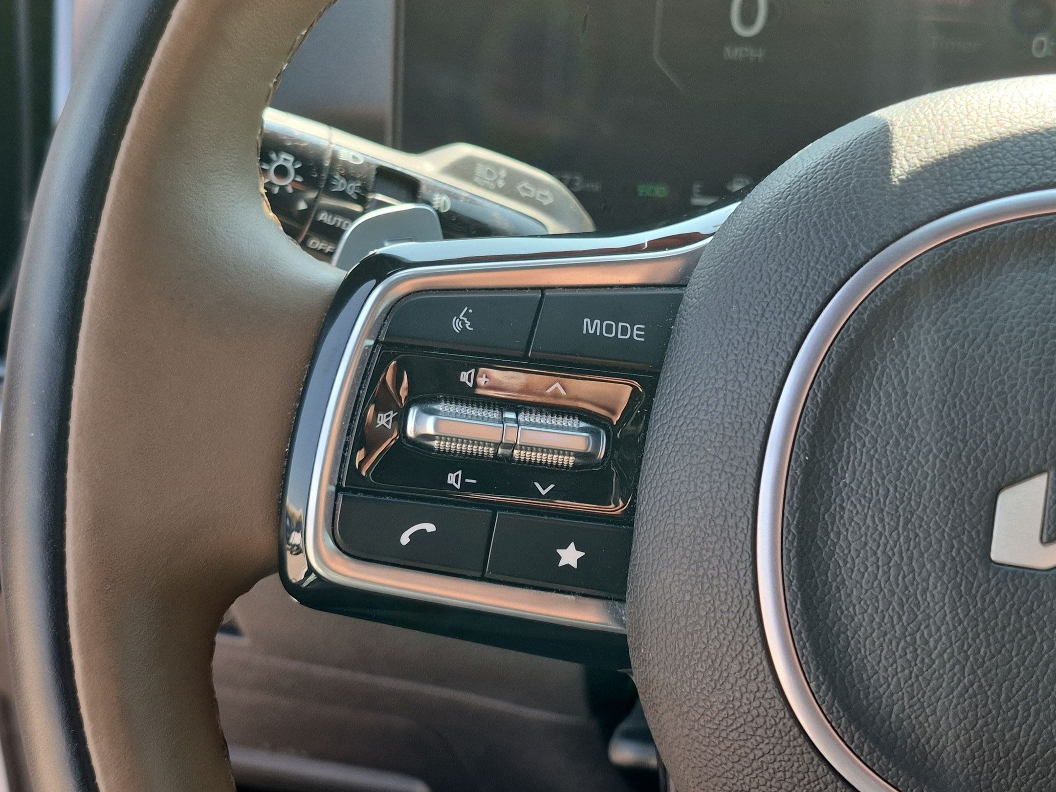 Certified 2024 Kia Sorento SX Prestige w/ Olive Brown Leather Package AWD/4WD image 17