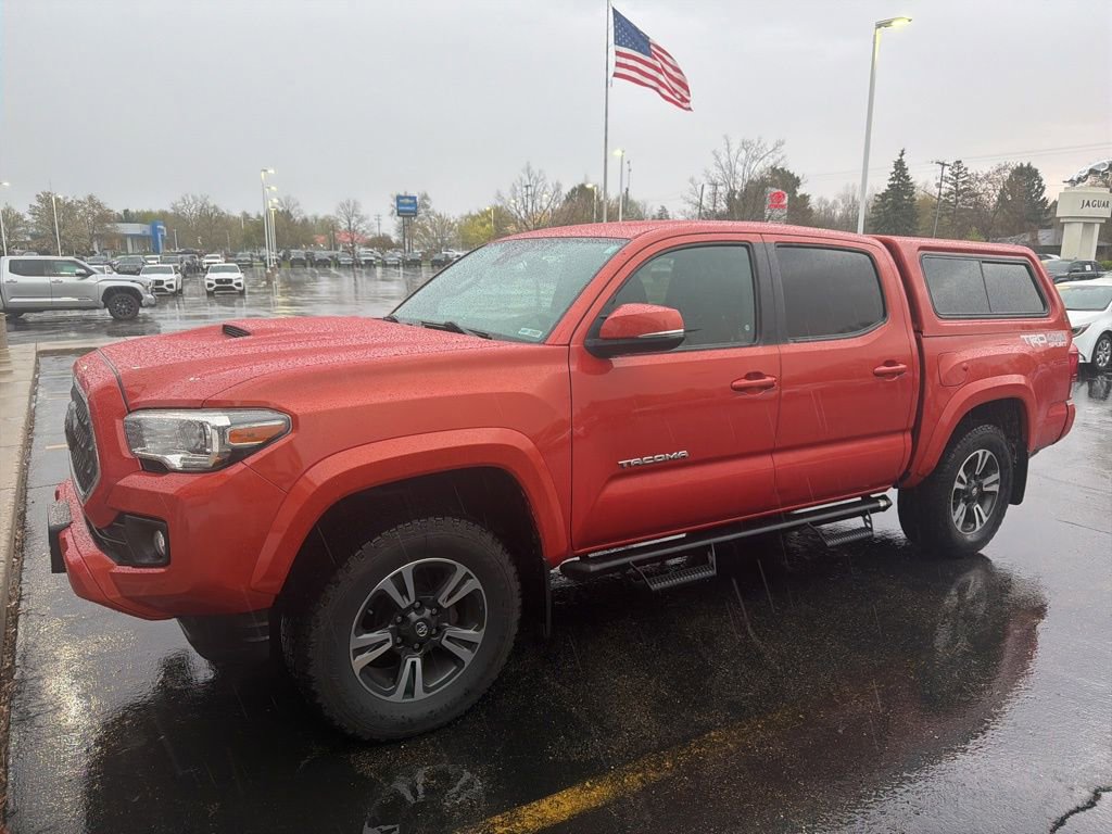 Used 2018 Toyota Tacoma TRD Sport AWD/4WD image 2