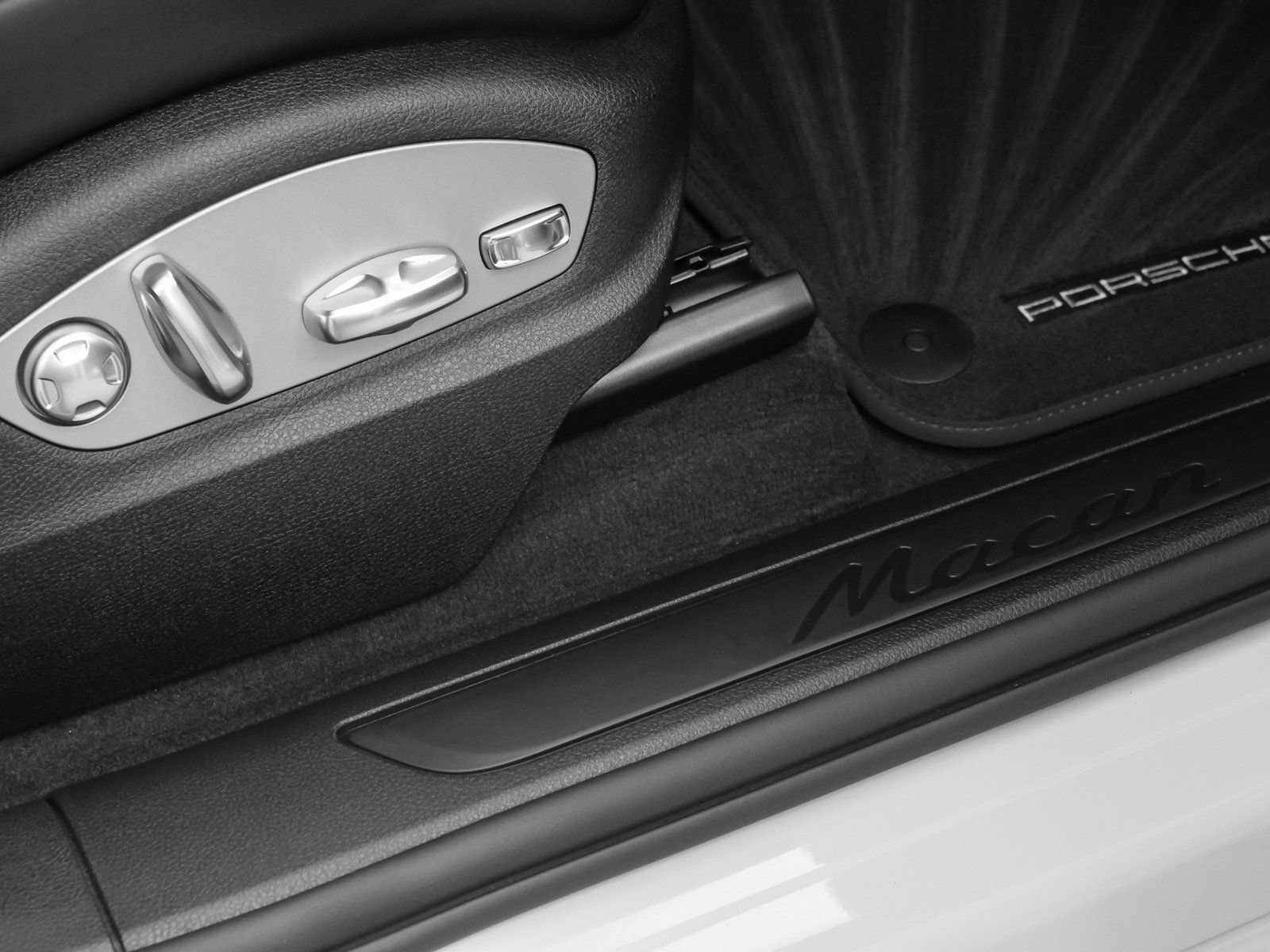 Certified 2025 Porsche Macan image 22