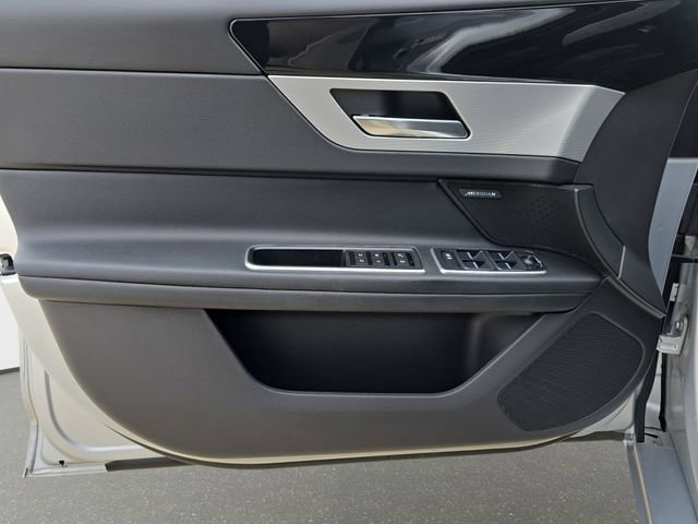 Used 2018 Jaguar XF Premium image 29