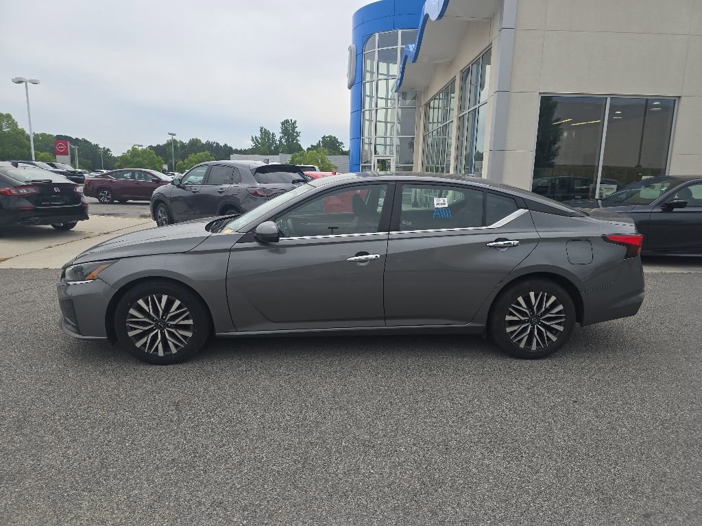 Used 2023 Nissan Altima 2.5 SV FWD image 2