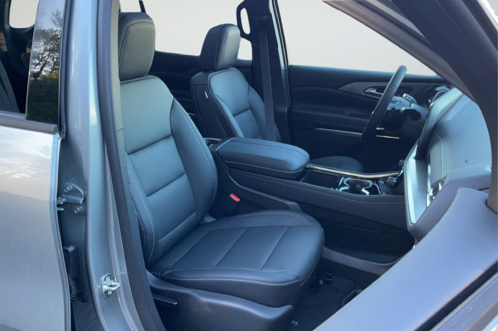 New 2027 Chevrolet Traverse LT w/ LPO, Floor Liner Package FWD image 18