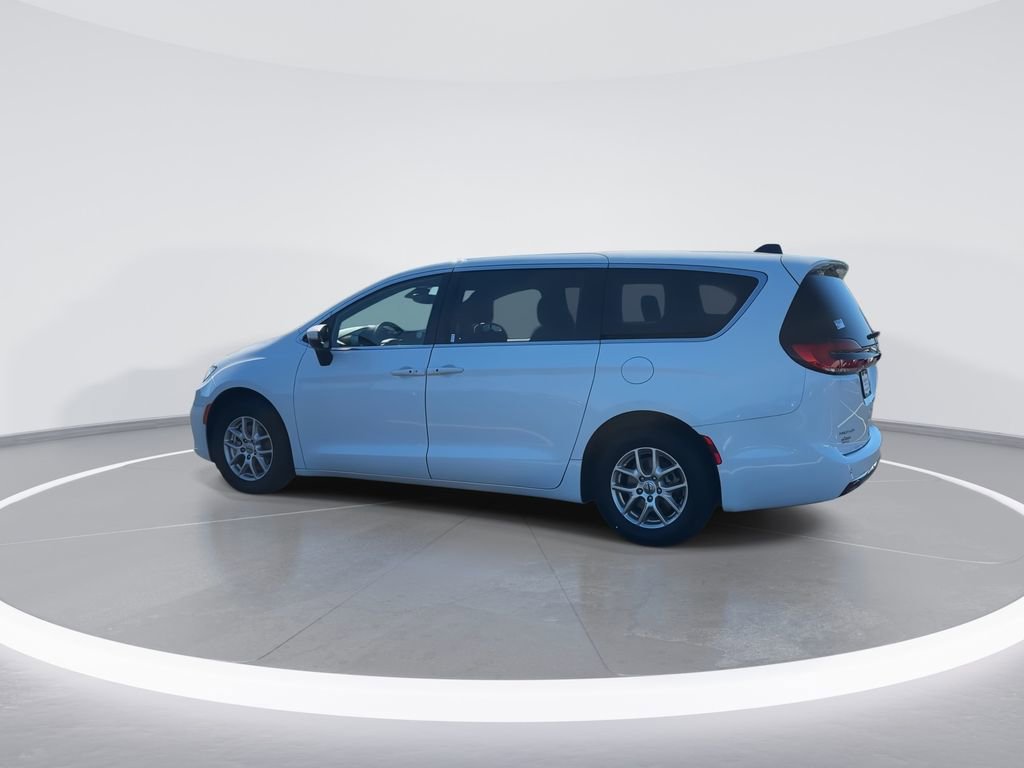 Used 2023 Chrysler Pacifica Touring FWD image 6
