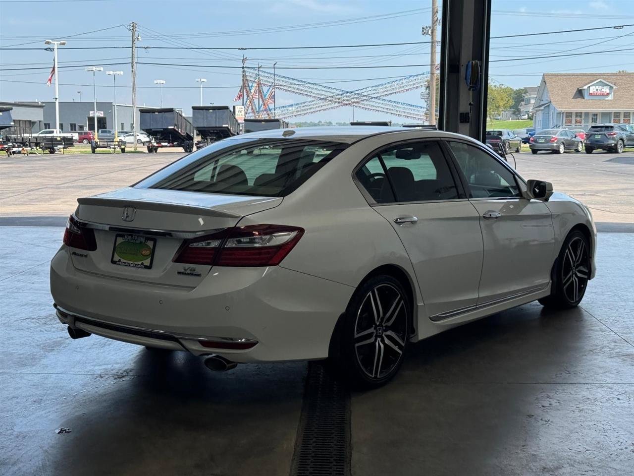 Used 2016 Honda Accord Touring image 3