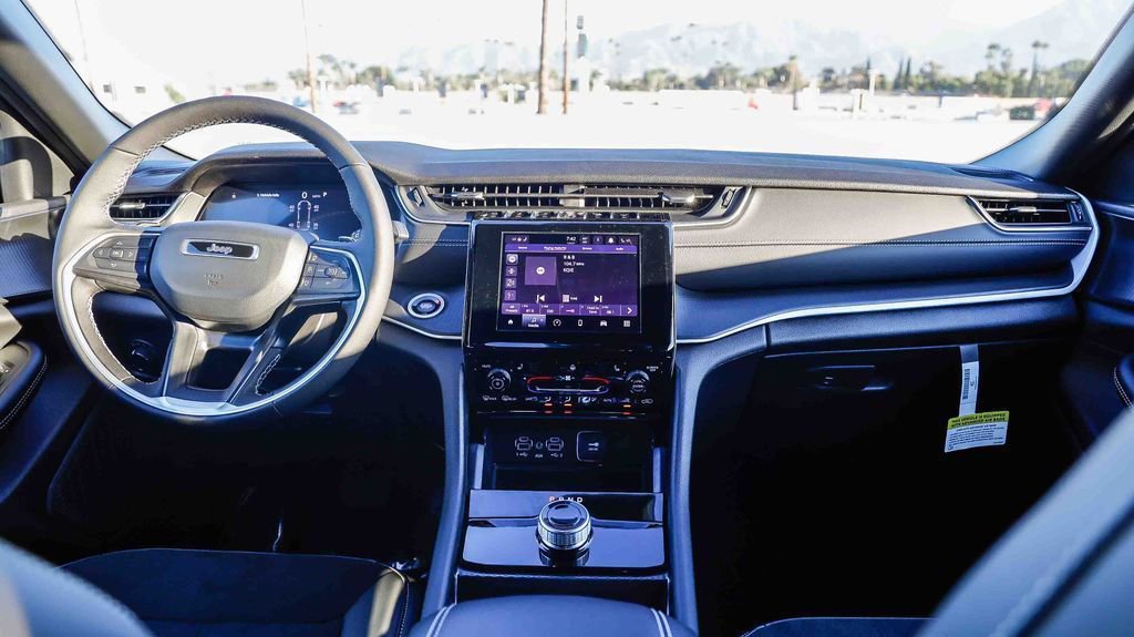 New 2025 Jeep Grand Cherokee L Laredo image 13