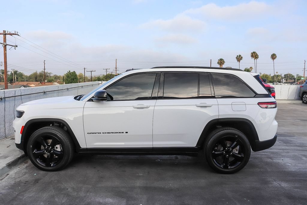 Used 2023 Jeep Grand Cherokee Limited w/ Luxury Tech Group II AWD/4WD image 14