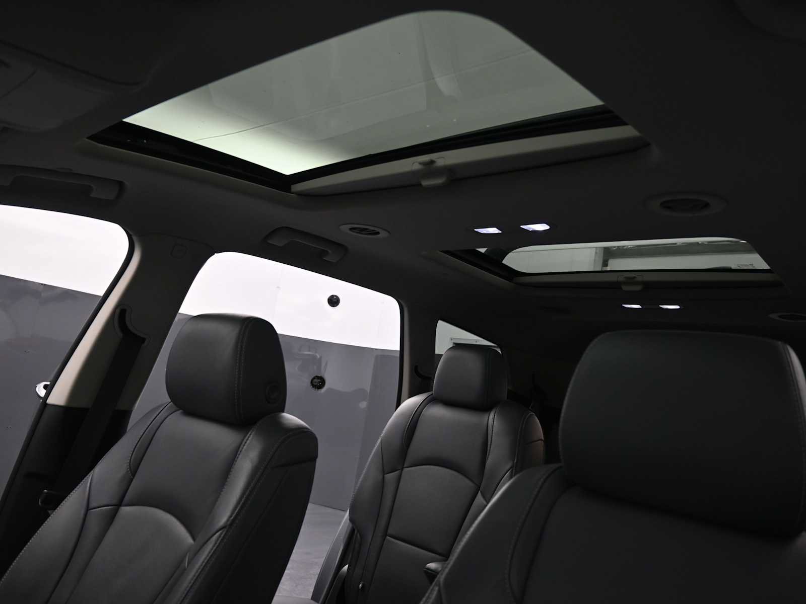 Used 2020 Buick Enclave Premium w/ Sun and Sites Package image 11