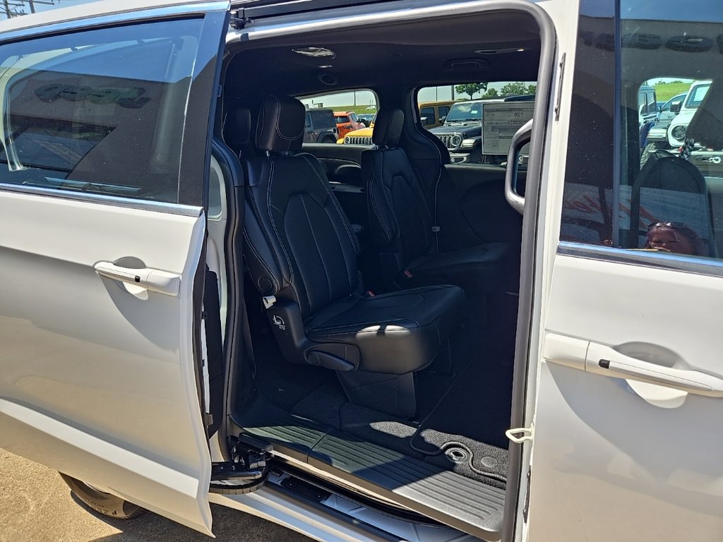 New 2027 Chrysler Pacifica Select w/ Family Tech Group AWD/4WD image 80