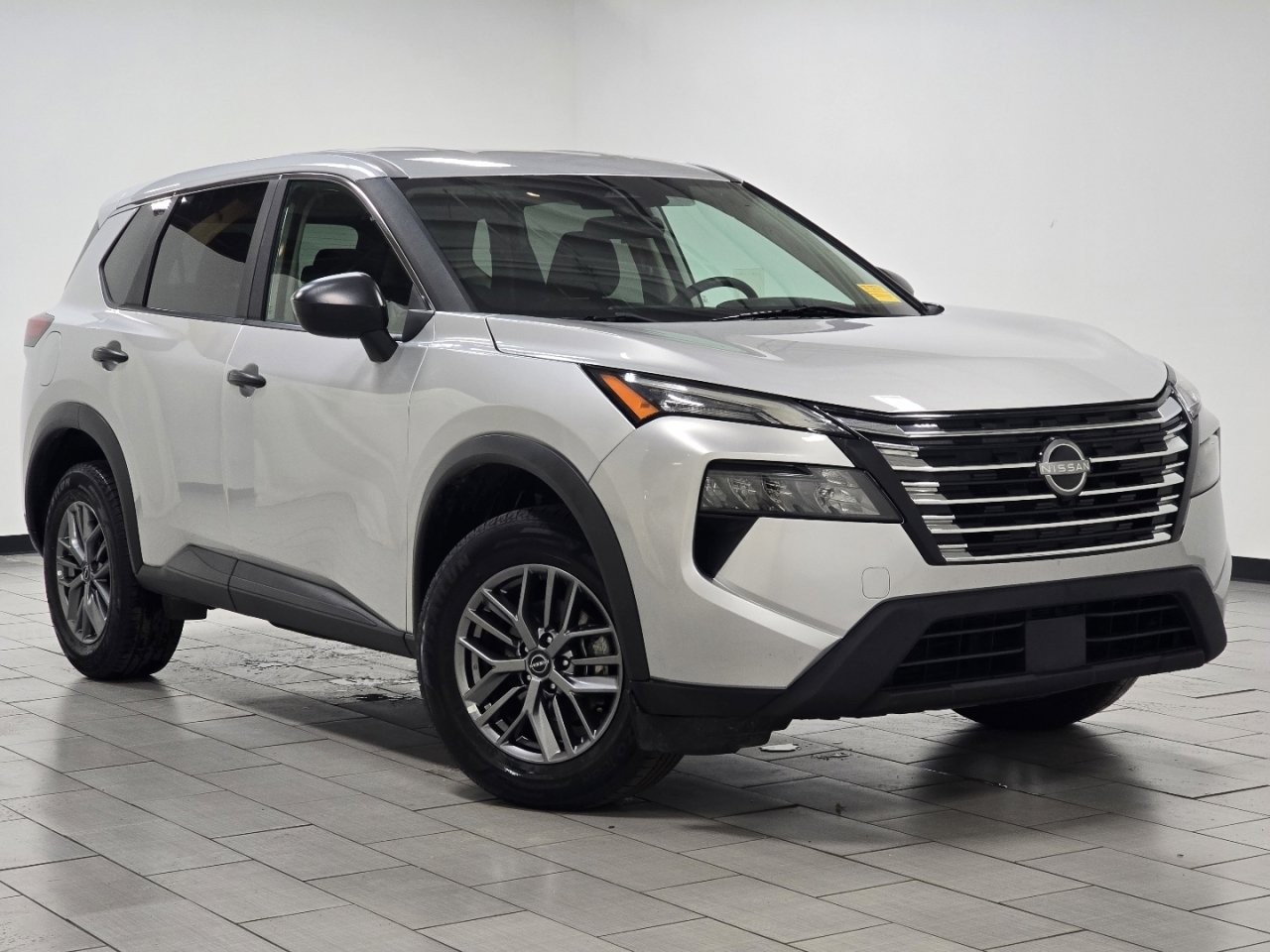 Used 2024 Nissan Rogue S image 2